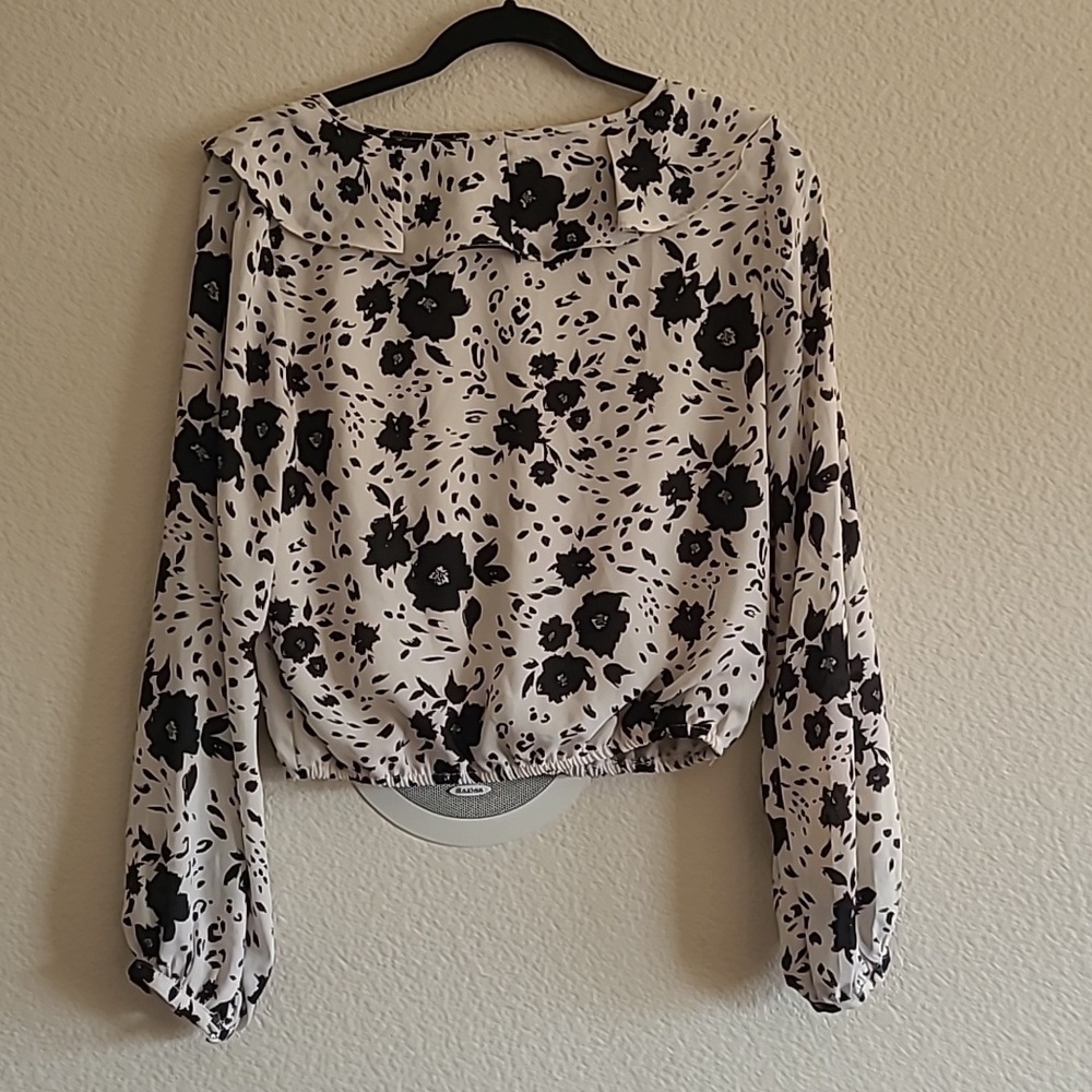 ASTR The Label Black/White Floral Print Ruffle Detail Longsleeve Blouse Size S - Picture 2 of 8